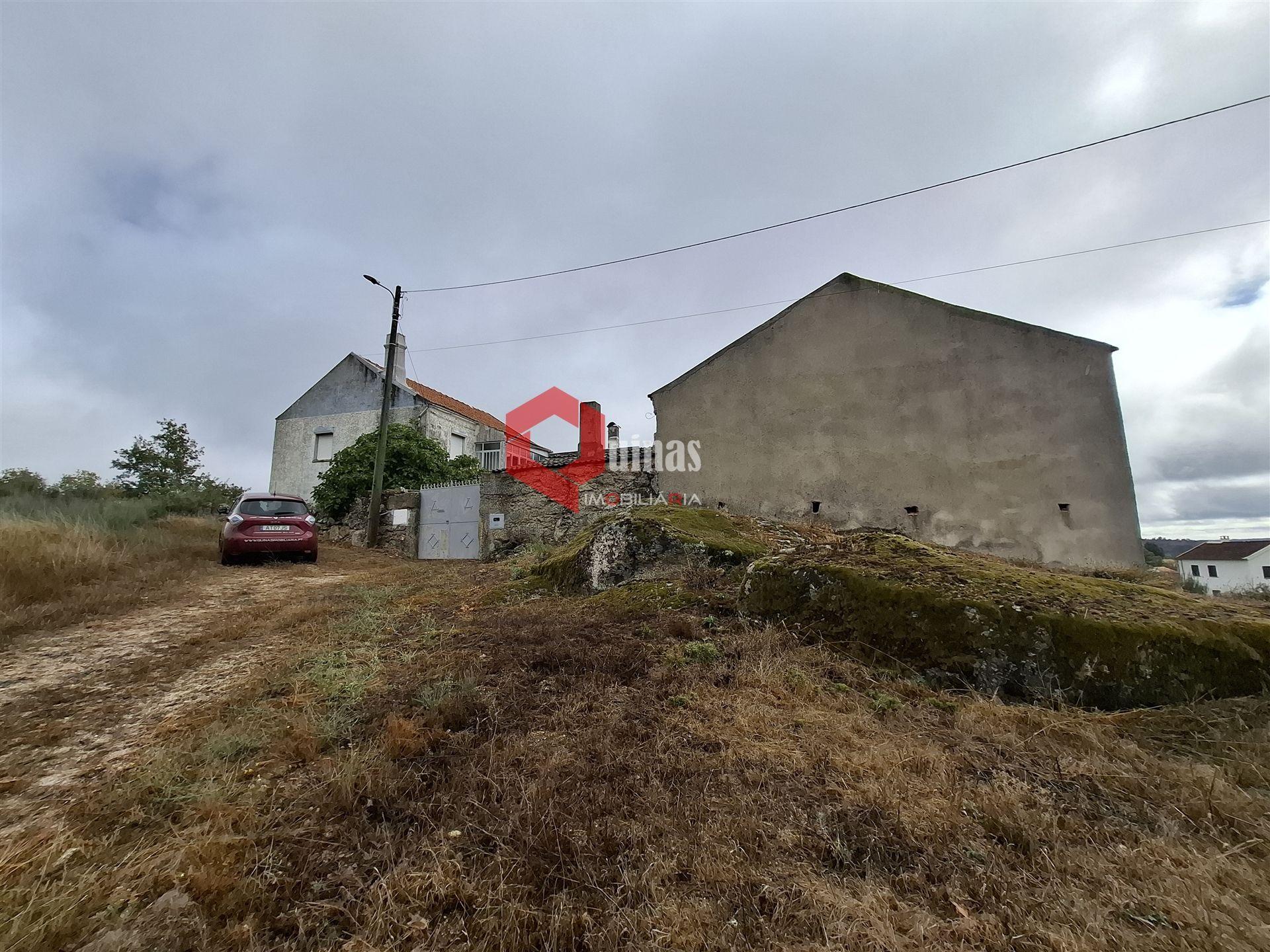 Moradia T3 em pedra para remodelar