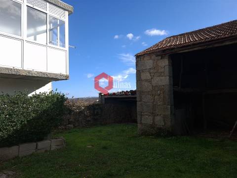 Moradia T3 em pedra para remodelar