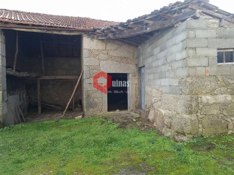 Moradia T3 em pedra para remodelar