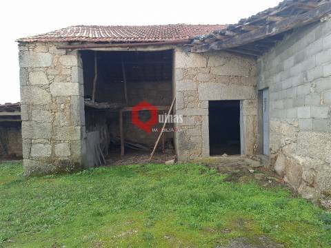 Moradia T3 em pedra para remodelar