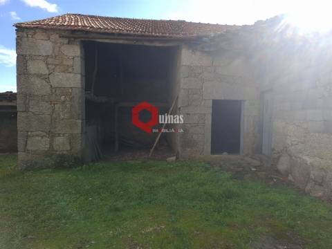 Moradia T3 em pedra para remodelar