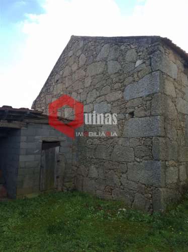 Moradia T3 em pedra para remodelar