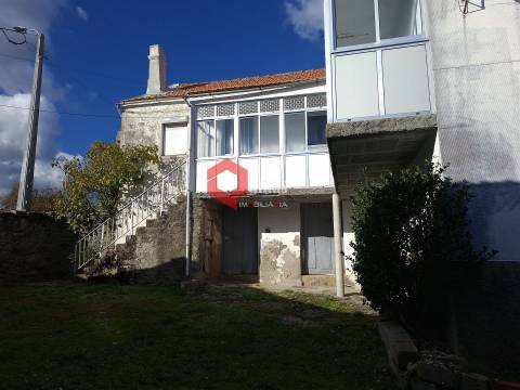 Moradia T3 em pedra para remodelar