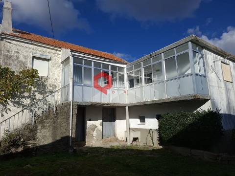 Moradia T3 em pedra para remodelar