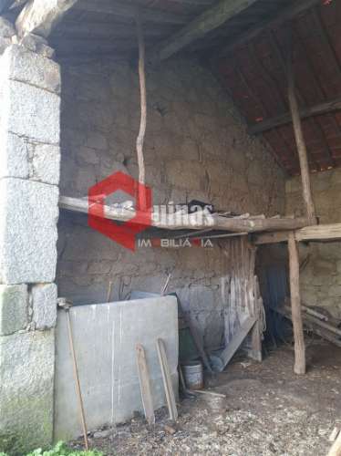 Moradia T3 em pedra para remodelar