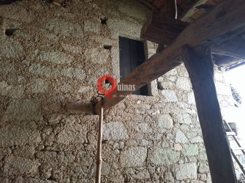 Moradia T3 em pedra para remodelar