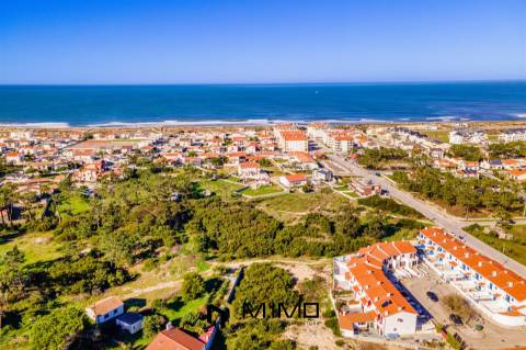 Terreno de 2.600 m² com Potencial de Construção – A Dois Passos do Mar