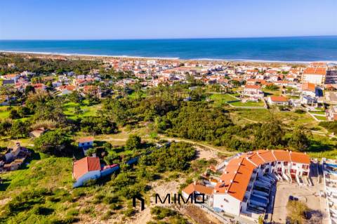 Terreno de 2.600 m² com Potencial de Construção – A Dois Passos do Mar