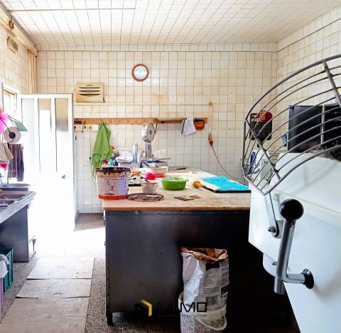 Venda prédio com comércio e habitação