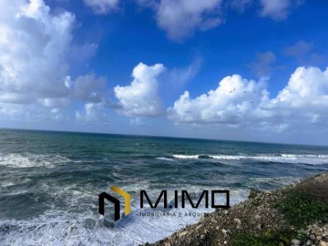 Terreno Em 1ª Linha de Mar na Praia da Murtinheira