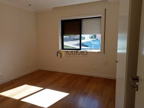 Apartamento T3 Com Arrumo Junto à Praia