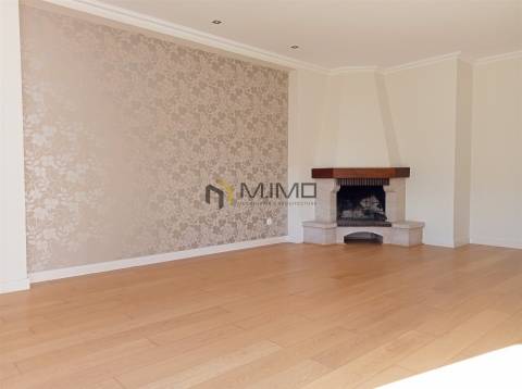 Apartamento T3 Com Arrumo Junto à Praia