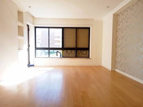 Apartamento T3 Com Arrumo Junto à Praia