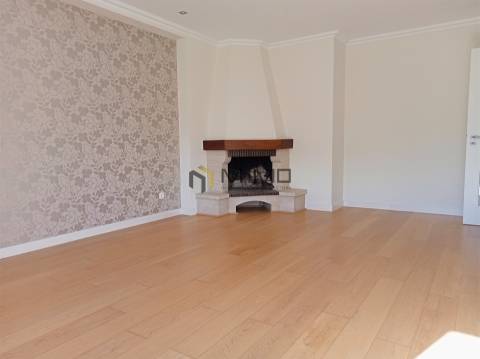 Apartamento T3 Com Arrumo Junto à Praia