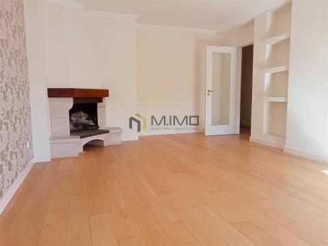 Apartamento T3 Com Arrumo Junto à Praia