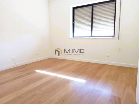 Apartamento T3 Com Arrumo Junto à Praia