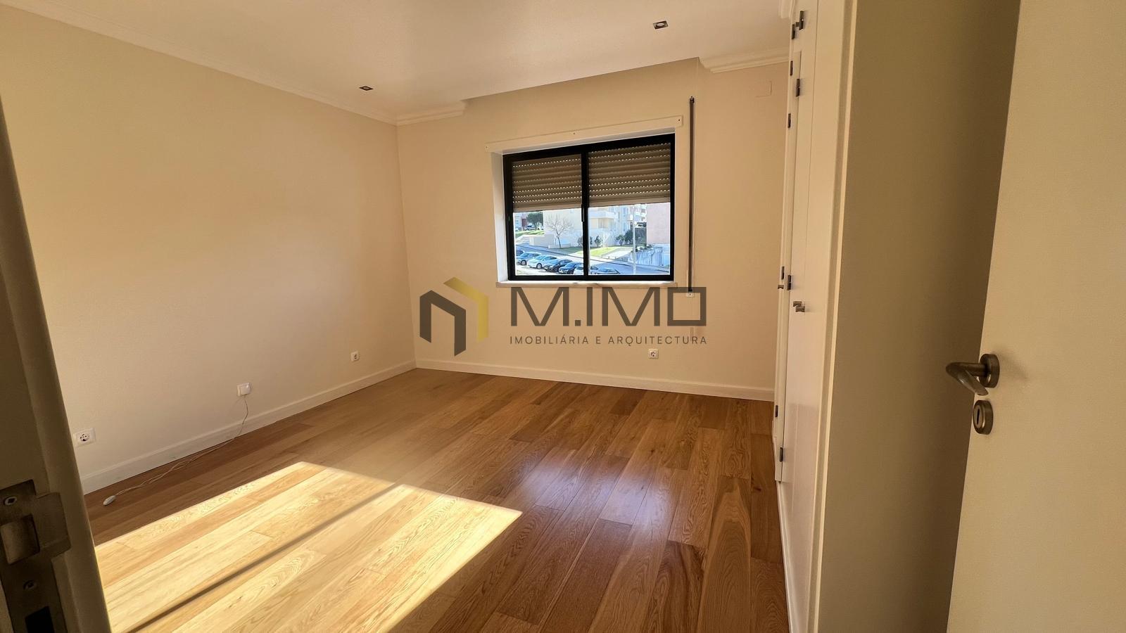 Apartamento T3 Com Arrumo Junto à Praia