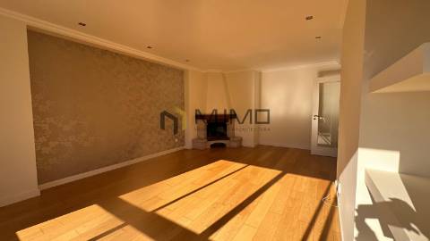 Apartamento T3 Com Arrumo Junto à Praia