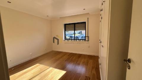 Apartamento T3 Com Arrumo Junto à Praia