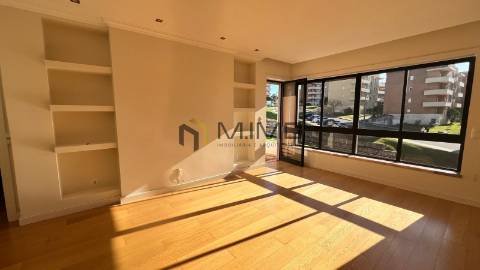 Apartamento T3 Com Arrumo Junto à Praia