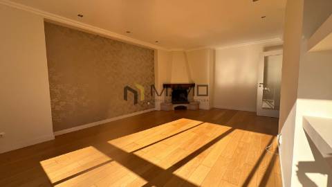 Apartamento T3 Com Arrumo Junto à Praia