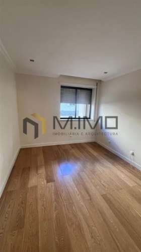 Apartamento T3 Com Arrumo Junto à Praia