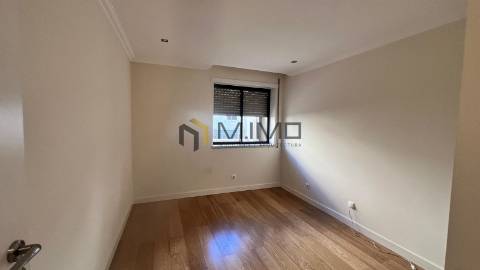 Apartamento T3 Com Arrumo Junto à Praia