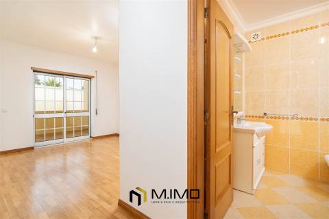 Moradia M3 com Vista Mar e Terraço Panorâmico – A 5 Minutos da Praia