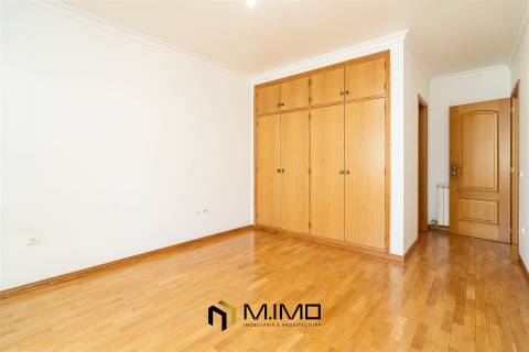 Moradia M3 com Vista Mar e Terraço Panorâmico – A 5 Minutos da Praia