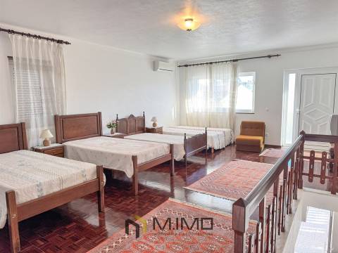 Moradia M6 com Terreno e Garagens – Perto da Praia