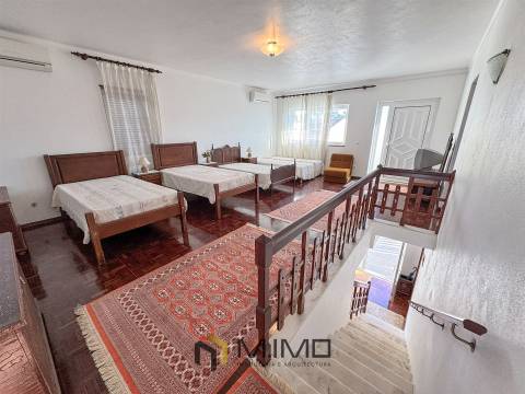 Moradia M6 com Terreno e Garagens – Perto da Praia