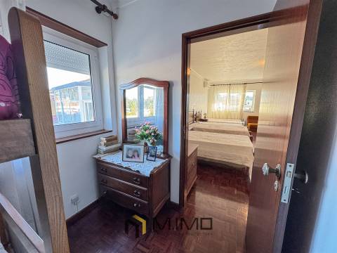 Moradia M6 com Terreno e Garagens – Perto da Praia