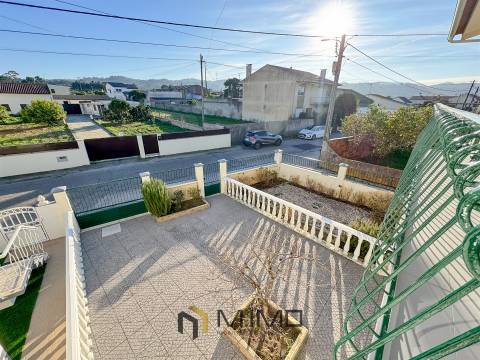 Moradia M6 com Terreno e Garagens – Perto da Praia