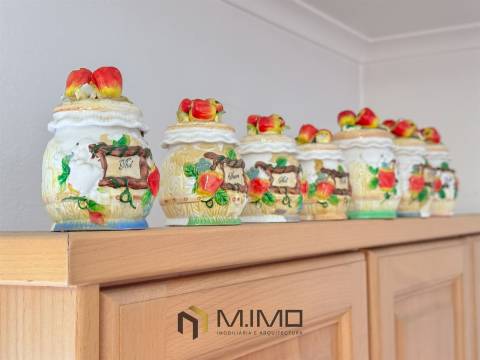 Moradia M6 com Terreno e Garagens – Perto da Praia