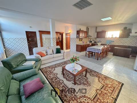 Moradia M6 com Terreno e Garagens – Perto da Praia