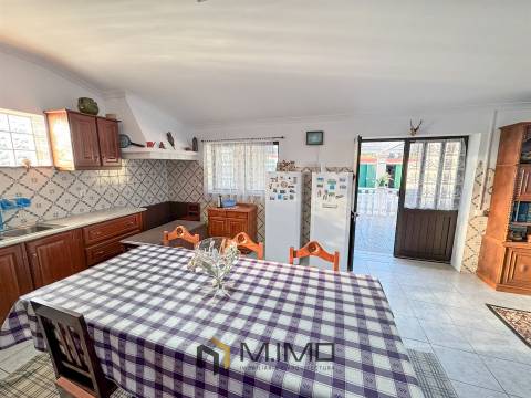 Moradia M6 com Terreno e Garagens – Perto da Praia