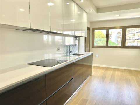 Excelente apartamento T4 Novo, em Santa Maria dos Olivais, Tomar