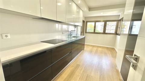 Excelente apartamento T4 Novo, em Santa Maria dos Olivais, Tomar