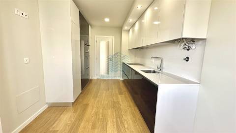 Excelente apartamento T4 Novo, em Santa Maria dos Olivais, Tomar