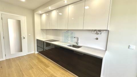 Excelente apartamento T4 Novo, em Santa Maria dos Olivais, Tomar