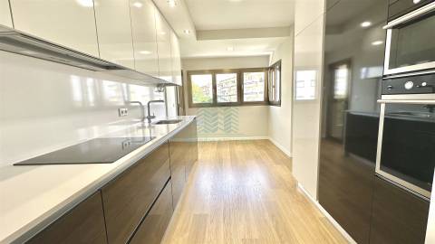 Excelente apartamento T4 Novo, em Santa Maria dos Olivais, Tomar