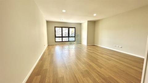 Excelente apartamento T4 Novo, em Santa Maria dos Olivais, Tomar