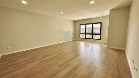 Excelente apartamento T4 Novo, em Santa Maria dos Olivais, Tomar