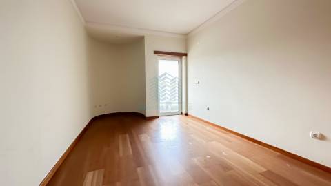 Apartamento T2 com arrecadação na cave - Torres Novas