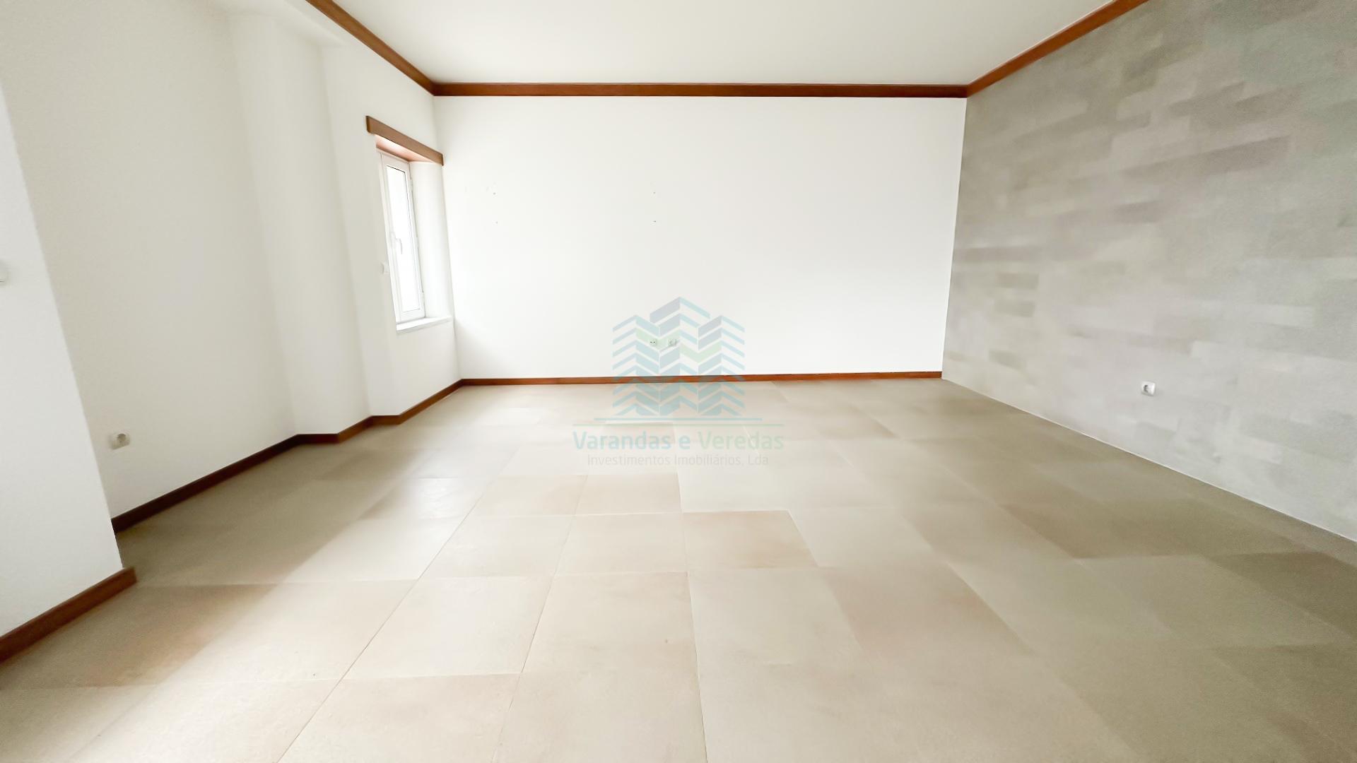 Apartamento T2 com arrecadação na cave - Torres Novas