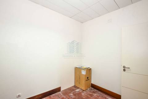 Loja destinada a comércio e serviços em Torres Novas