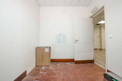 Loja destinada a comércio e serviços em Torres Novas