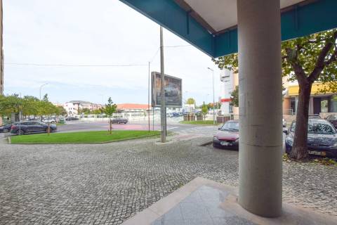 Loja destinada a comércio e serviços em Torres Novas