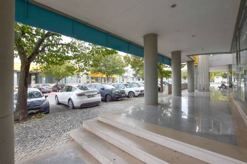 Loja destinada a comércio e serviços em Torres Novas