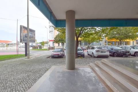 Loja destinada a comércio e serviços em Torres Novas